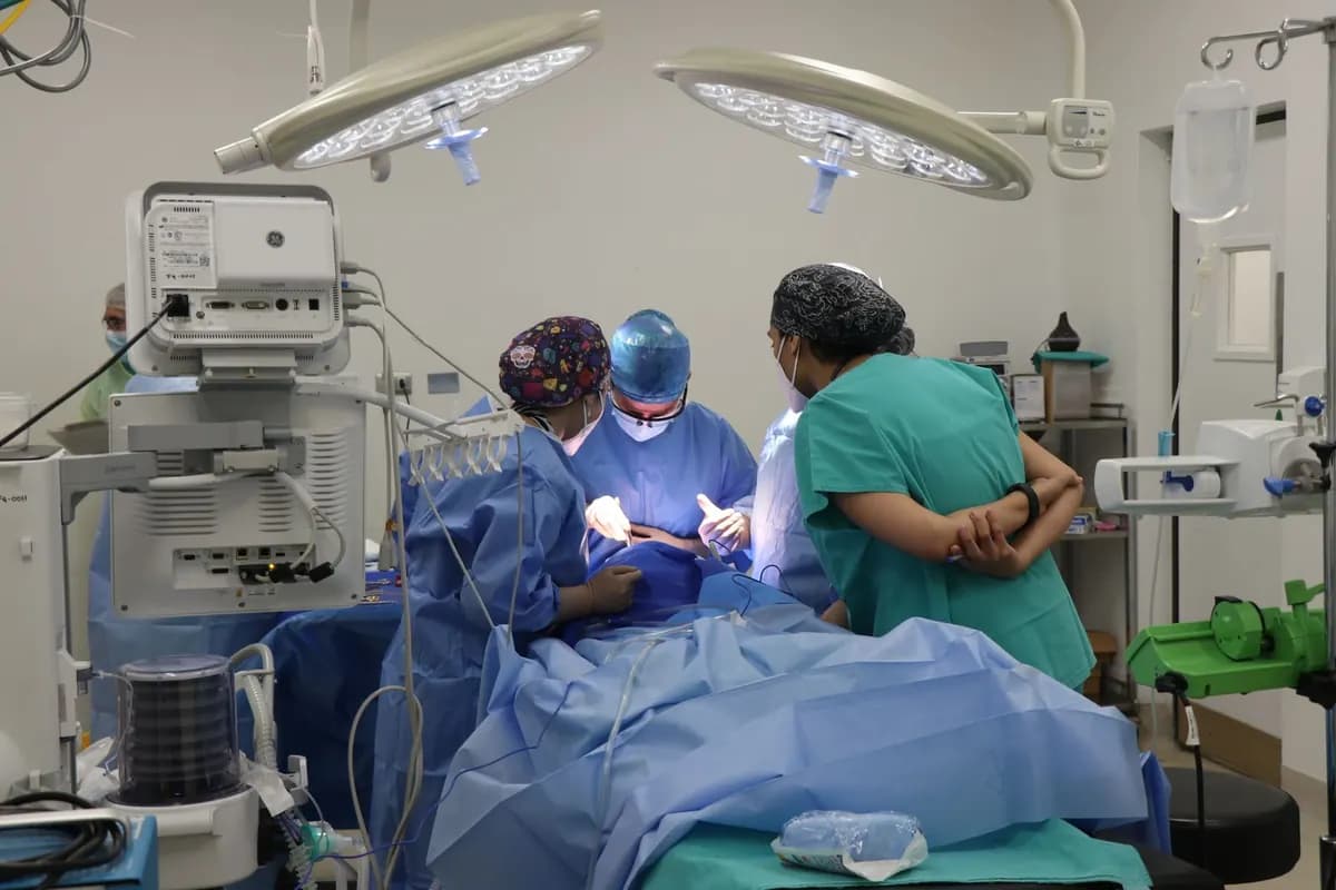 Une équipe chirurgicale au travail dans un bloc opératoire