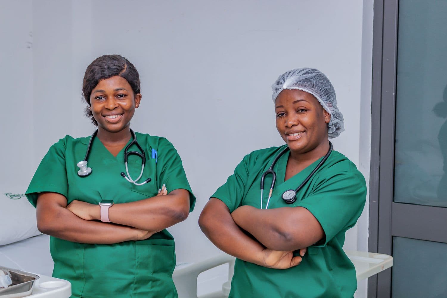 Deux soignantes souriantes en tenue médicale